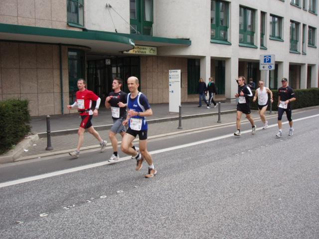 17.JPG - Marathon - Olaf zwischen km 8 und 9