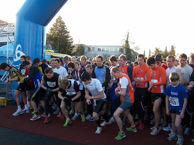 08.JPG - Der Startschuss zum Pulheimer Staffelmarathon fällt