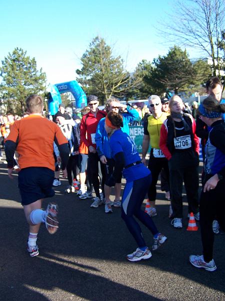 40.JPG - ...Anne übergibt auf Antje, die auf die 10 km Strecke startet