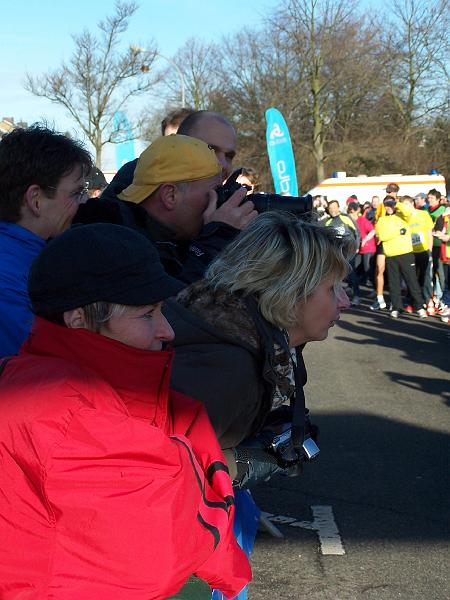 46.JPG - Zahlreiche Unterst&uuml;tzung f&uuml;r die L&auml;ufer, die noch auf der Strecke sind