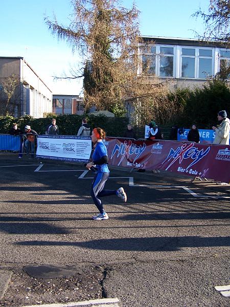 51.JPG - Antje kommt nach 10 km in die Wechselzone