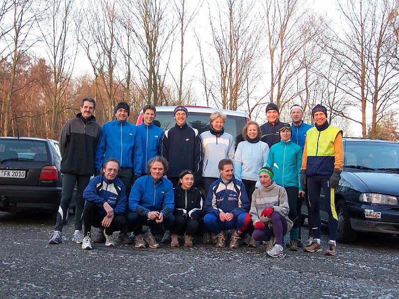 01.JPG - Gruppenfoto vor dem Lauf