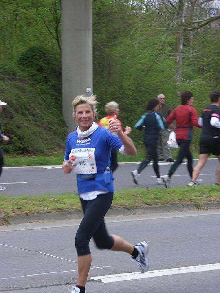 09.JPG - Halbmarathon - Gisela kurz vor km 17 - sie ist gut drauf