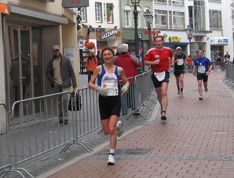 10.jpg - Halbmarathon - Birgit kurz vor dem Ziel ihrer ersten Runde (21,1 km)