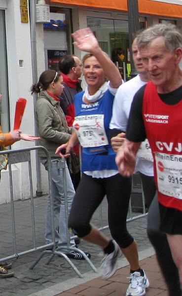 12.jpg - Halbmarathon - Gisela winkt freundlich...