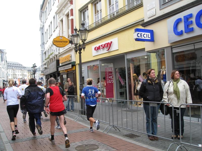 13.JPG - Halbmarathon - ... und ist gleich im Ziel