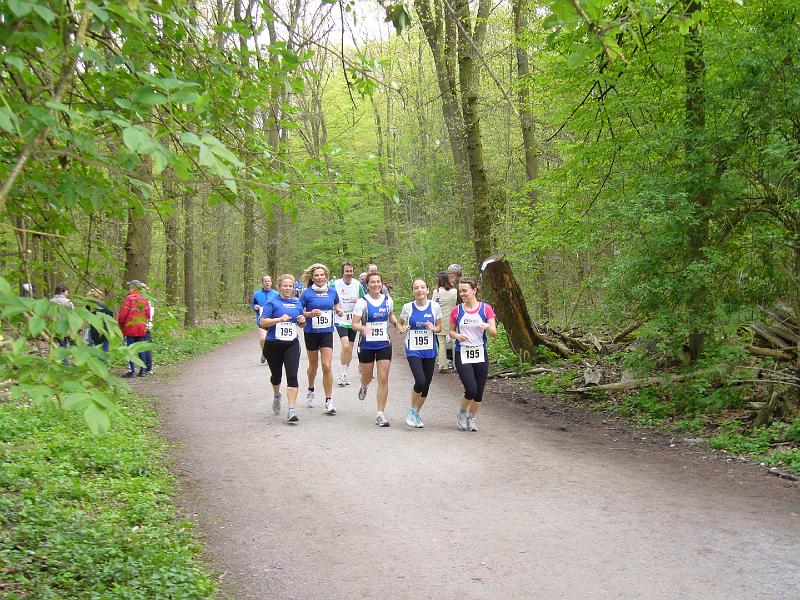 P1030446.JPG - Die Frauen kommen - Foto Karin Dürr