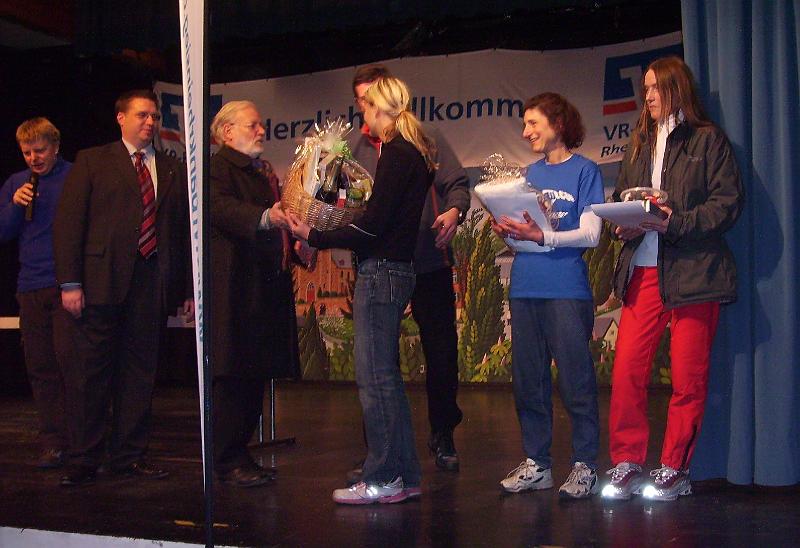 21.jpg - Siegerin und Platzierte mit Urkunden und Präsenten - Foto Sigurt Zacher