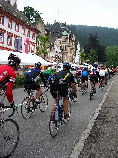 20.JPG - Das Peloton setzt sich in Bewegung (Foto Antje)