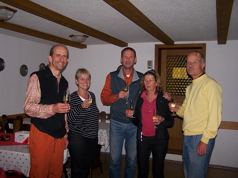 32.JPG - Olaf, Gerda, Anne, Volker und Antje gratulieren Bernd ganz herzlich (Foto Antje)