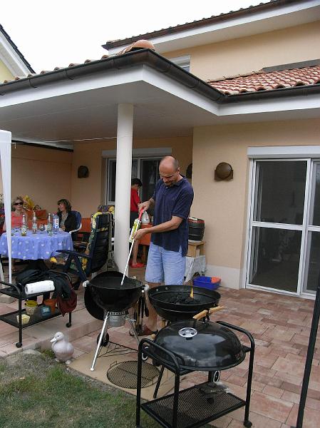 RIMG0036.JPG - Achim beim Grill anzünden