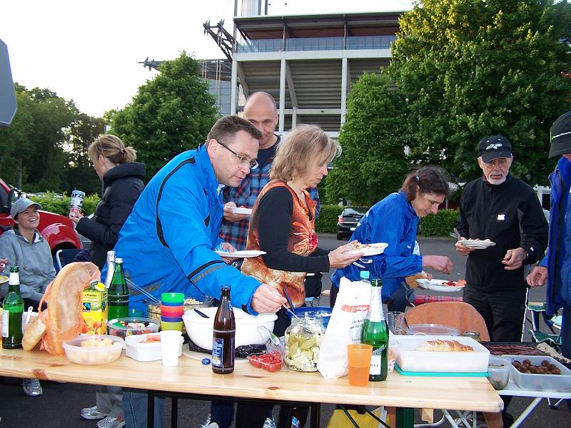 100_6617.JPG - Das Buffet ist eröffnet ... (Foto: Antje Kucher)