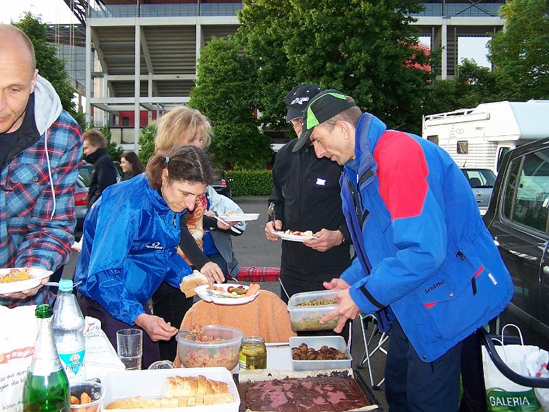 100_6619.JPG - Alle haben etwas Leckeres beigesteuert (Foto: Antje Kucher)