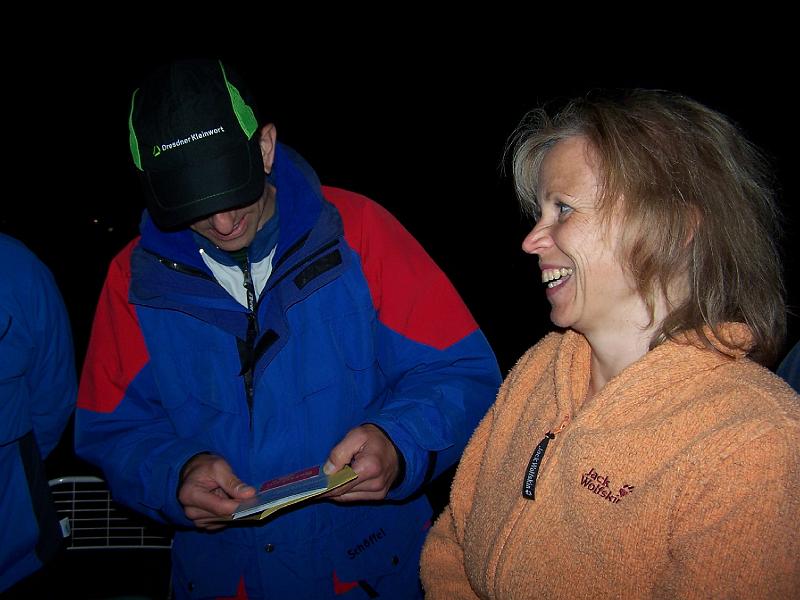 100_6638.JPG - Olaf erhält ein schönes Geburtstagsgeschenk ... (Foto: Antje Kucher)